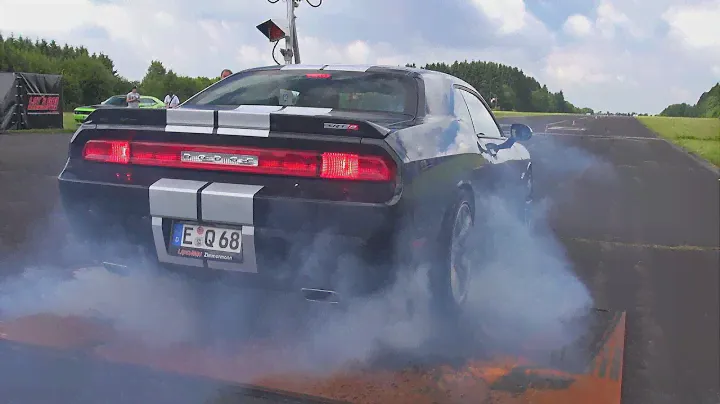 Dodge Challenger SRT8 392 BURNOUT & DRAG RACING!