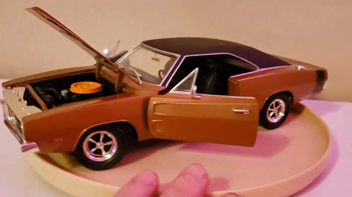 1969 DODGE CHARGER R/T  1:18 SCALE MODEL.